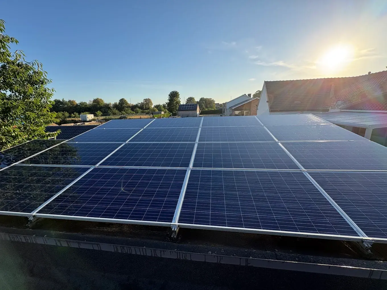 Zonnepanelen op een woning worden gereinigd met een telescoopborstel en zuiver water
