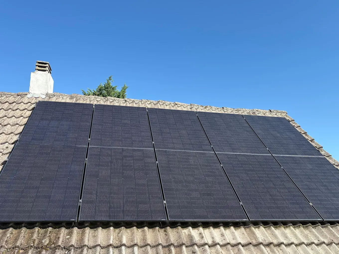 Zonnepanelen op een dak worden gereinigd met een borstel en osmosewater